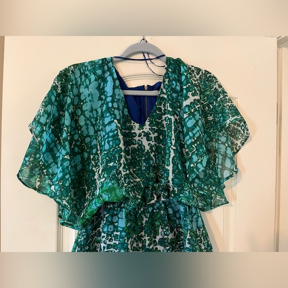 Jennifer Lopez Sleek Green Patterned Large Tiered Sleeve Blouse Women’s size S - Picture 6 of 15